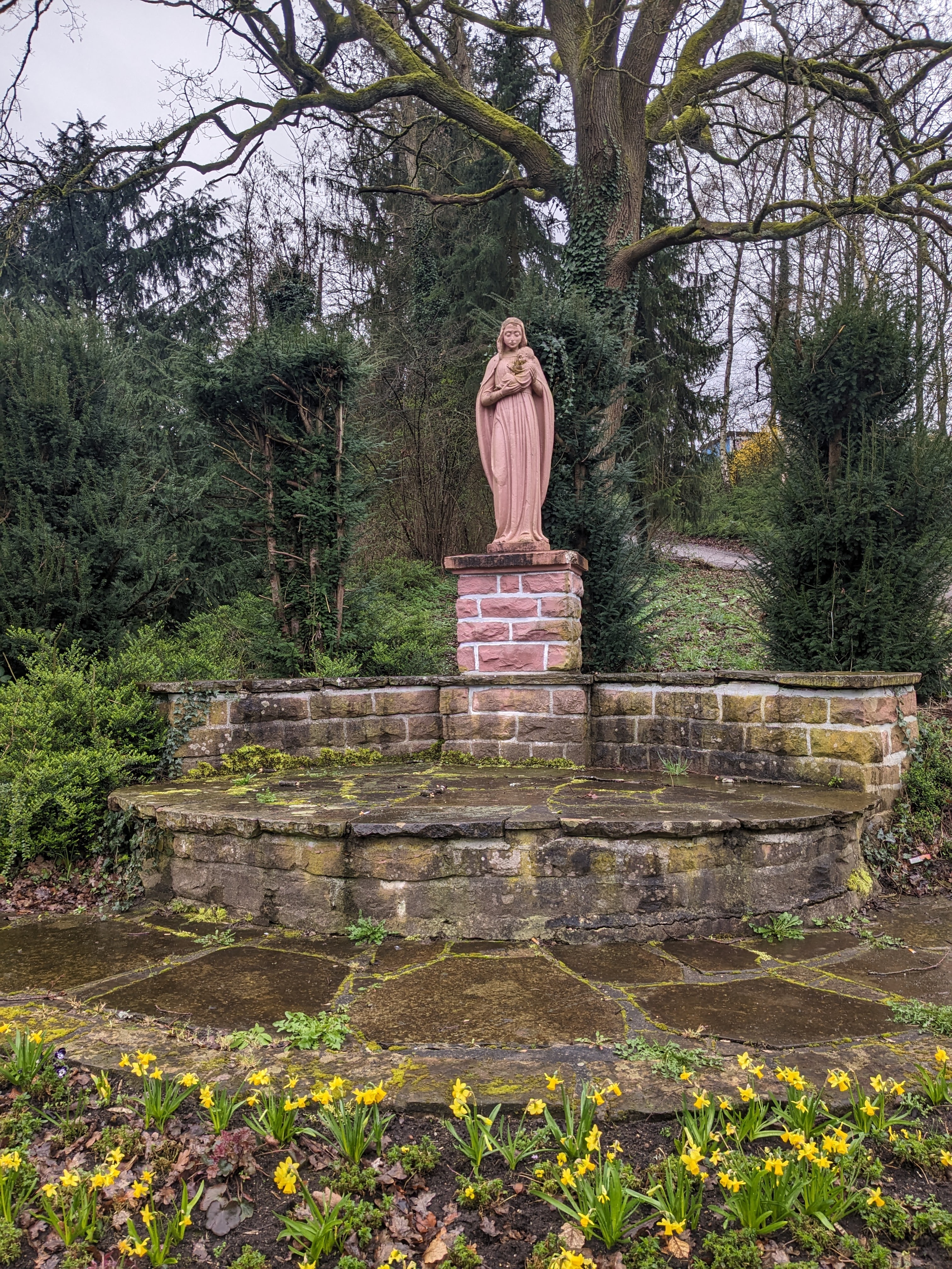 Marien Statue