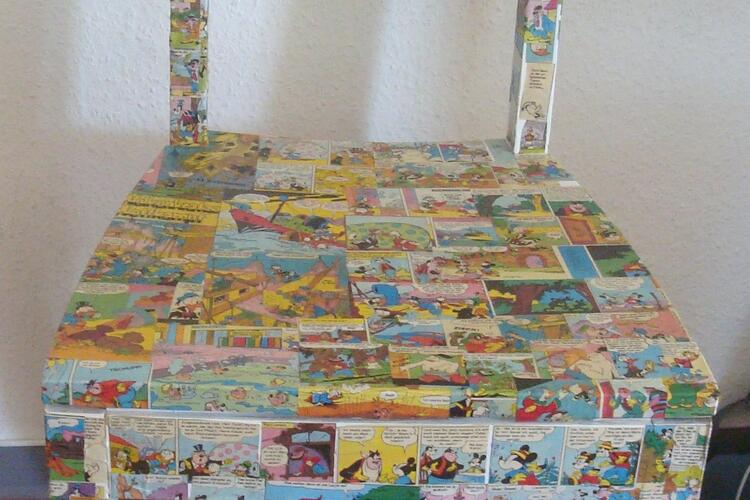 Stuhl mit Comics beklebt