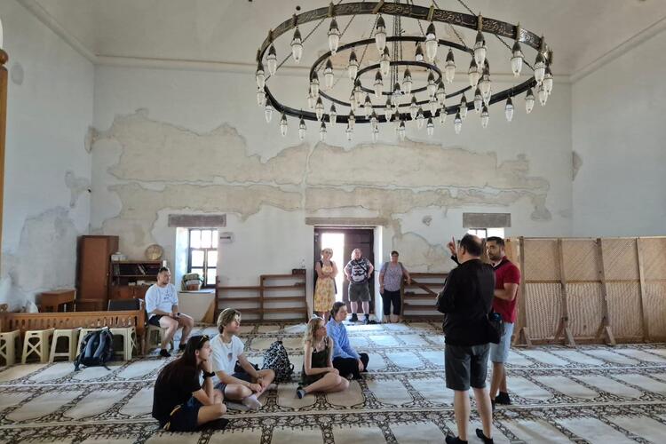 Besuch einer Moschee in der antiken Stadt Assos